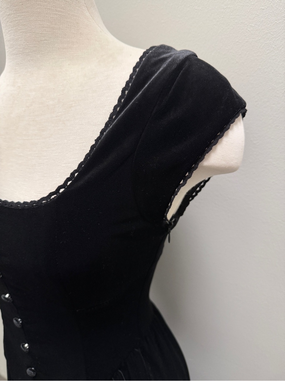 Le Lis Black Velvet Button-Front Midi Dress - FLAW - Picture 4 of 7
